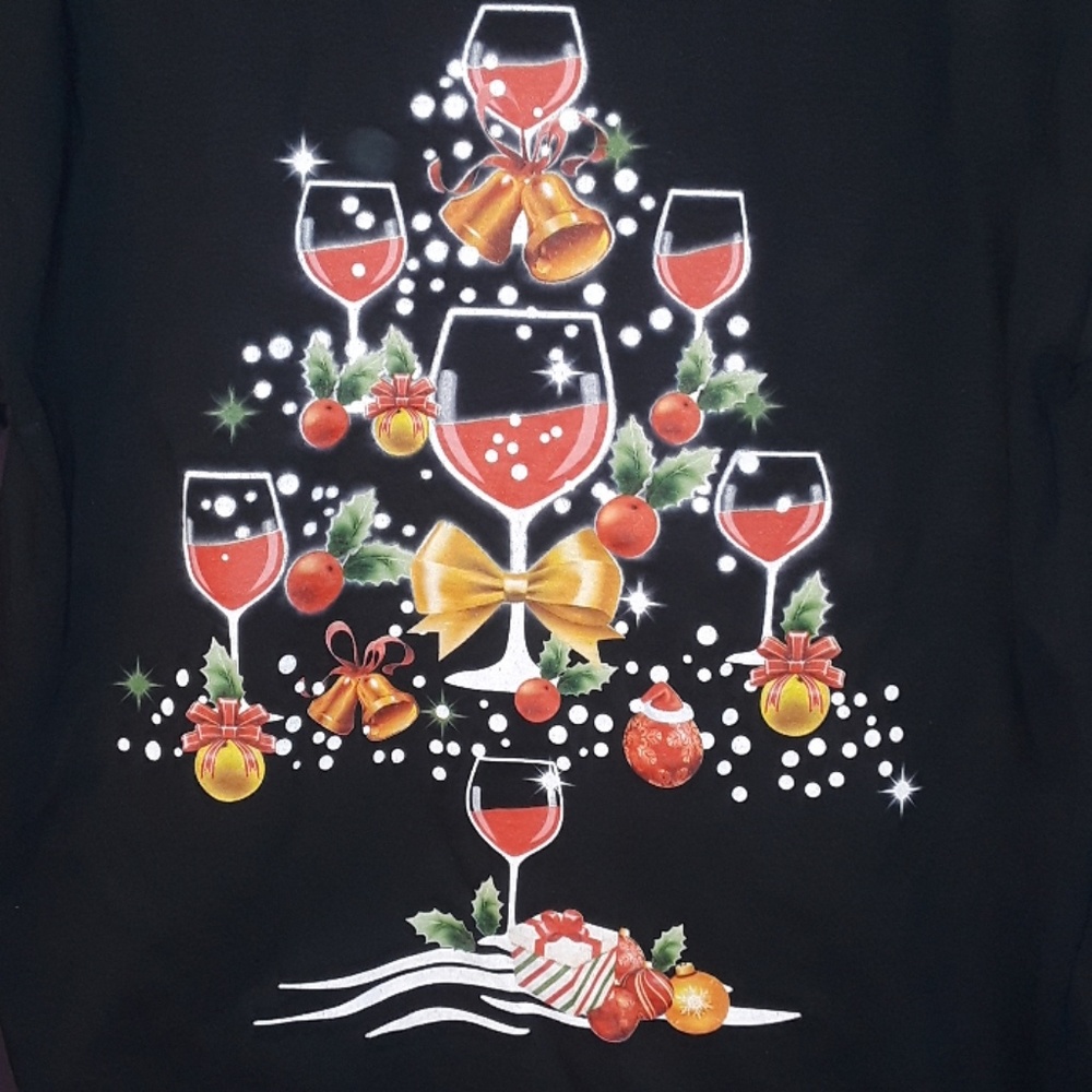 ** Christmas Tree Holiday Wine Glasses Graphic Tee